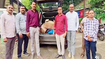 તબેલામાંથી જપ્ત કરેલા ઑક્ઝિટૉસિન ઇન્જેક્શનના સ્ટૉક સાથે FDAના ઑફિસર્સ.
