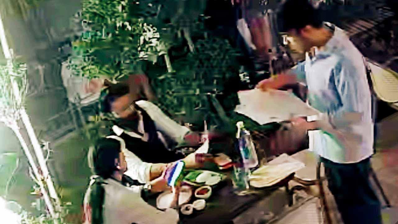 આહારા હોટેલમાં તોડ કરવા પહોંચેલા આરોપીઓ.