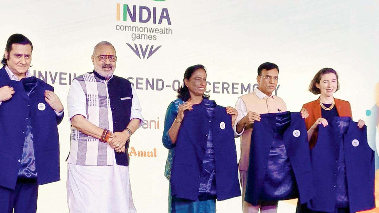 રમતગમત ​મિનિસ્ટર મનસુખ માંડવિયા, ભારતીય ઑલિમ્પિક્સ અસોસિએશનનાં પ્રમુખ પી.ટી. ઉષા અને કેન્દ્રીય પ્રધાન ગિરિરાજ સિંહ સેરેમનીમાં હાજર રહ્યાં હતાં