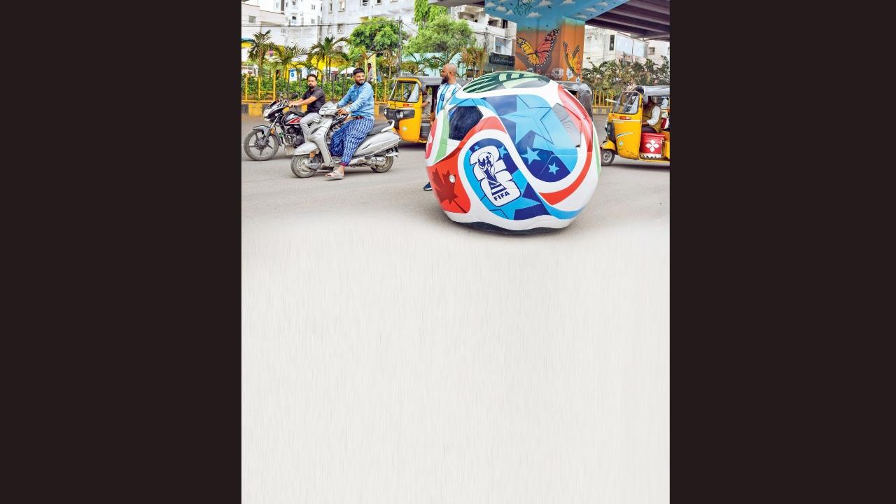 ફુટબૉલ વર્લ્ડ કપ થીમની કાર ફરતી જોવા મળી હૈદરાબાદમાં 