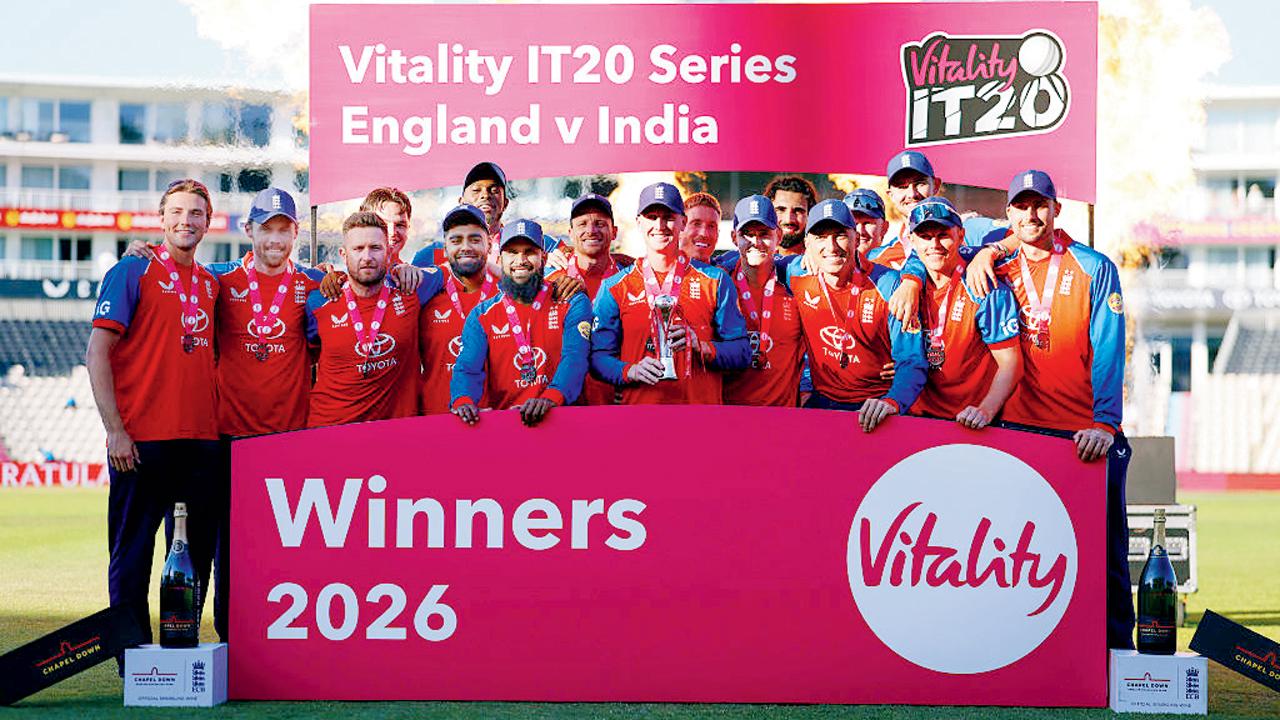 ભારત સામેની પહેલી T20 સિરીઝ જીતની ટ્રોફી સાથે ઉજવણી કરતી અંગ્રેજ ટીમ
