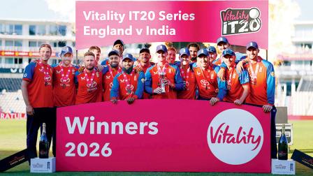 ભારત સામેની પહેલી T20 સિરીઝ જીતની ટ્રોફી સાથે ઉજવણી કરતી અંગ્રેજ ટીમ