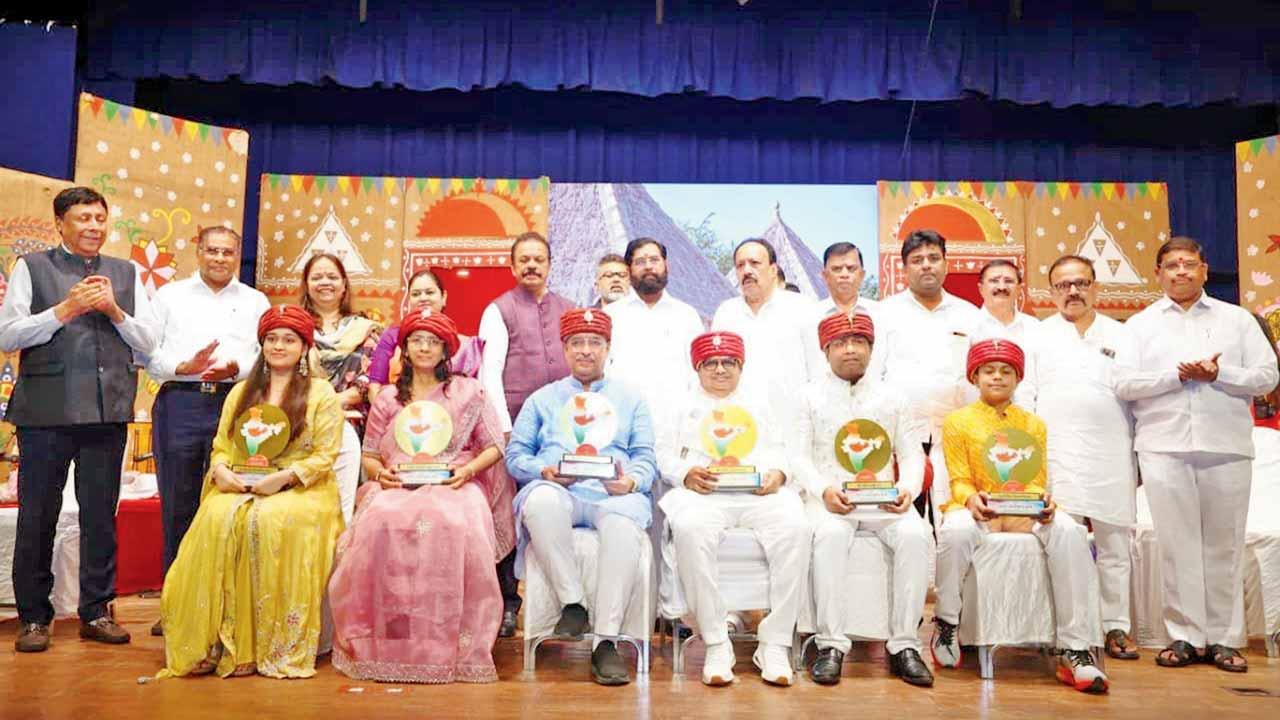 ગઈ કાલે થાણેમાં આયોજિત કાર્યક્રમમાં સન્માનિત વ્યક્તિઓ અને કચ્છી પાઘડી પહેરીને સંબોધન કરતા એકનાથ શિંદે.