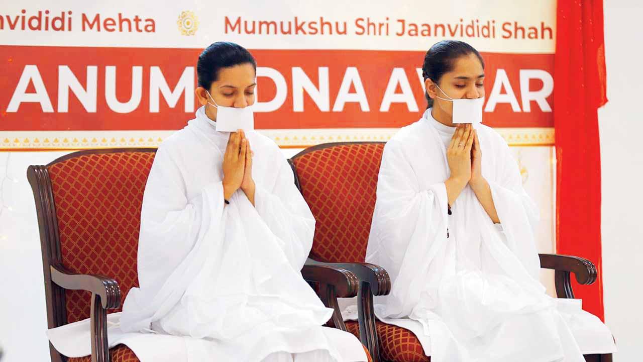 મુમુક્ષુ યશ્વી મહેતા અને મુમુક્ષુ જાનવી શાહ