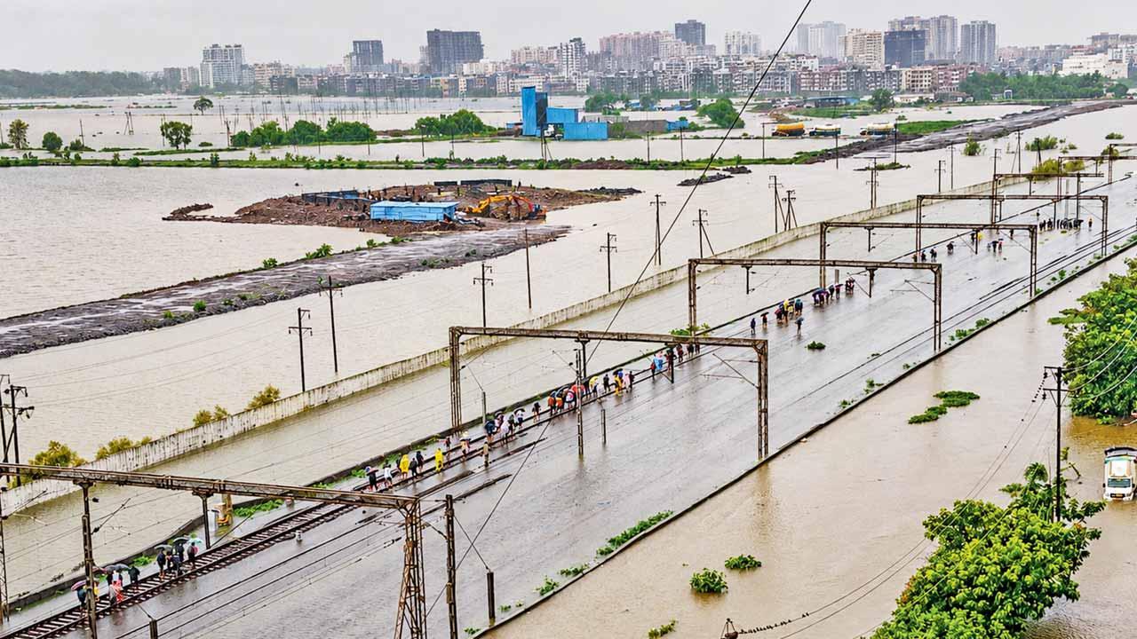 નાલાસોપારા સ્ટેશન પર ગઈ કાલે ટ્રૅક પર પાણી ભરાઈ ગયાં હતાં અને લોકો પાટા પર ચાલીને જતા જોવા મળ્યા હતા.