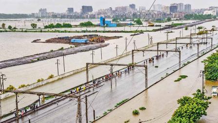 નાલાસોપારા સ્ટેશન પર ગઈ કાલે ટ્રૅક પર પાણી ભરાઈ ગયાં હતાં અને લોકો પાટા પર ચાલીને જતા જોવા મળ્યા હતા.