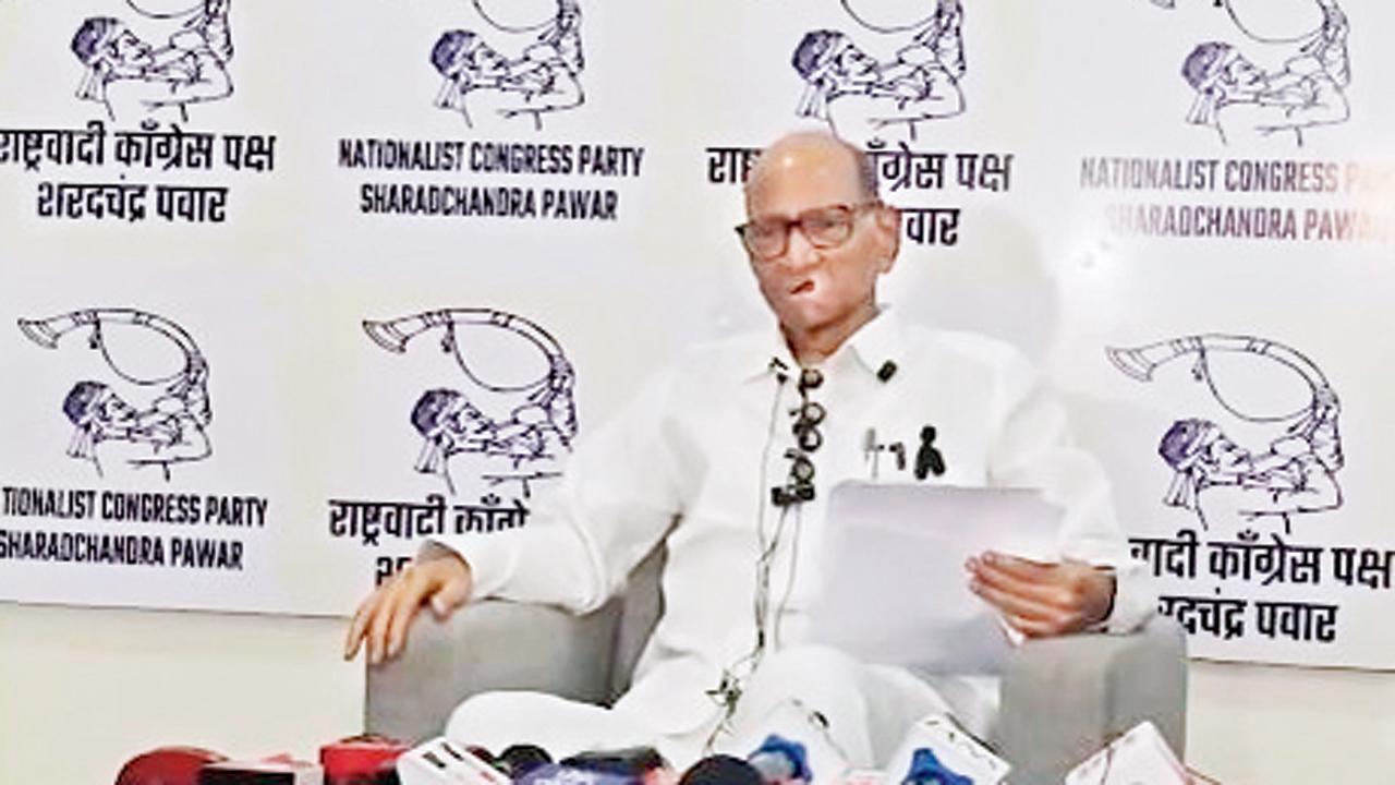 પુણેમાં પત્રકારોને સંબોધતા  NCP-SPના પ્રમુખ શરદ પવાર.