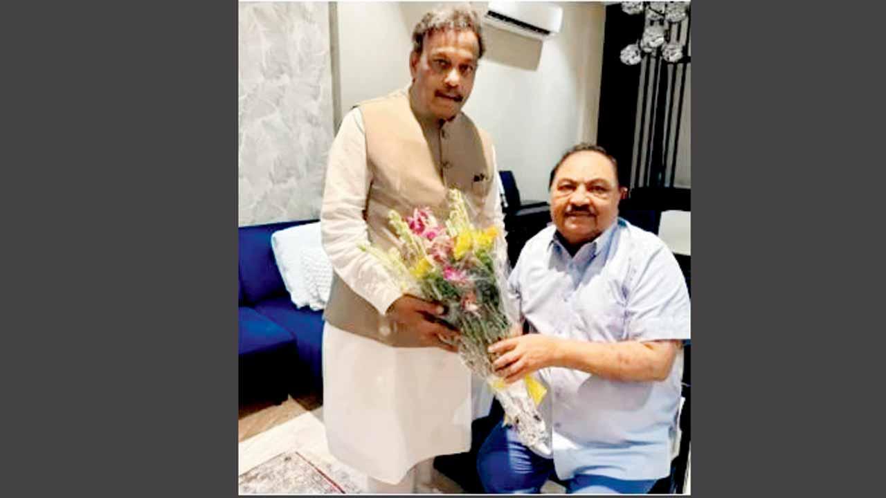 BJPના નૅશનલ જનરલ સેક્રેટરી વિનોદ તાવડેએ ગઈ કાલે એકનાથ ખડસેની મુલાકાત લીધી હતી.