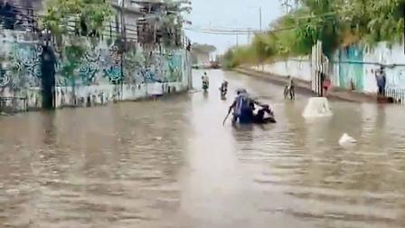 વાપીમાં પડેલા ધોધમાર વરસાદથી ઠેર-ઠેર પાણી ભરાઈ ગયાં હતાં.