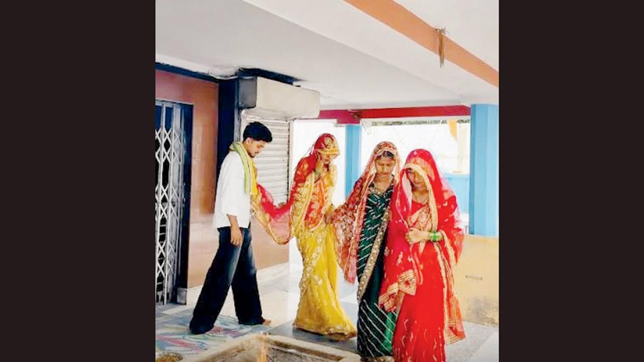 એક જ છોકરા સાથે લગ્ન કરનારી ત્રણ બહેનો ફરી ગઈ, ‘આ સાચાં લગ્ન નહોતાં, પણ પ્રૅન્ક હતો.’