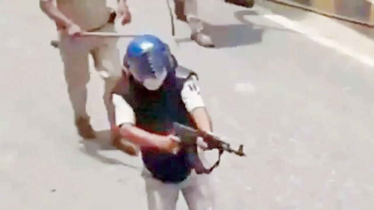 બિહારમાં પ્રદર્શનકારીઓ પર AK-47થી ગોળીબાર કરનાર પોલીસ અધિકારી. PIC/X/@yadavtejashwi