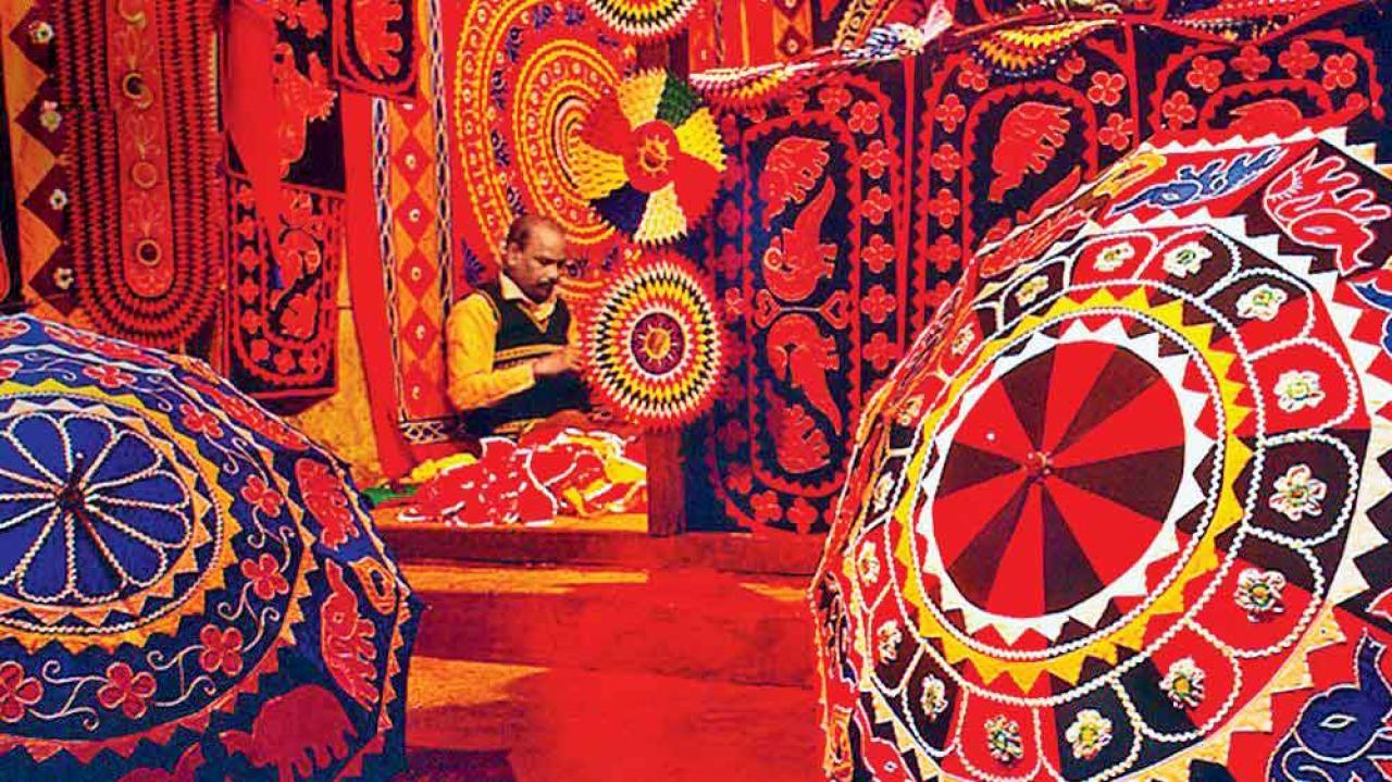 જગન્નાથજીની રથયાત્રાની છત્રીઓને ફાઇનલ ઓપ આપતા પિપલીના કલાકાર.