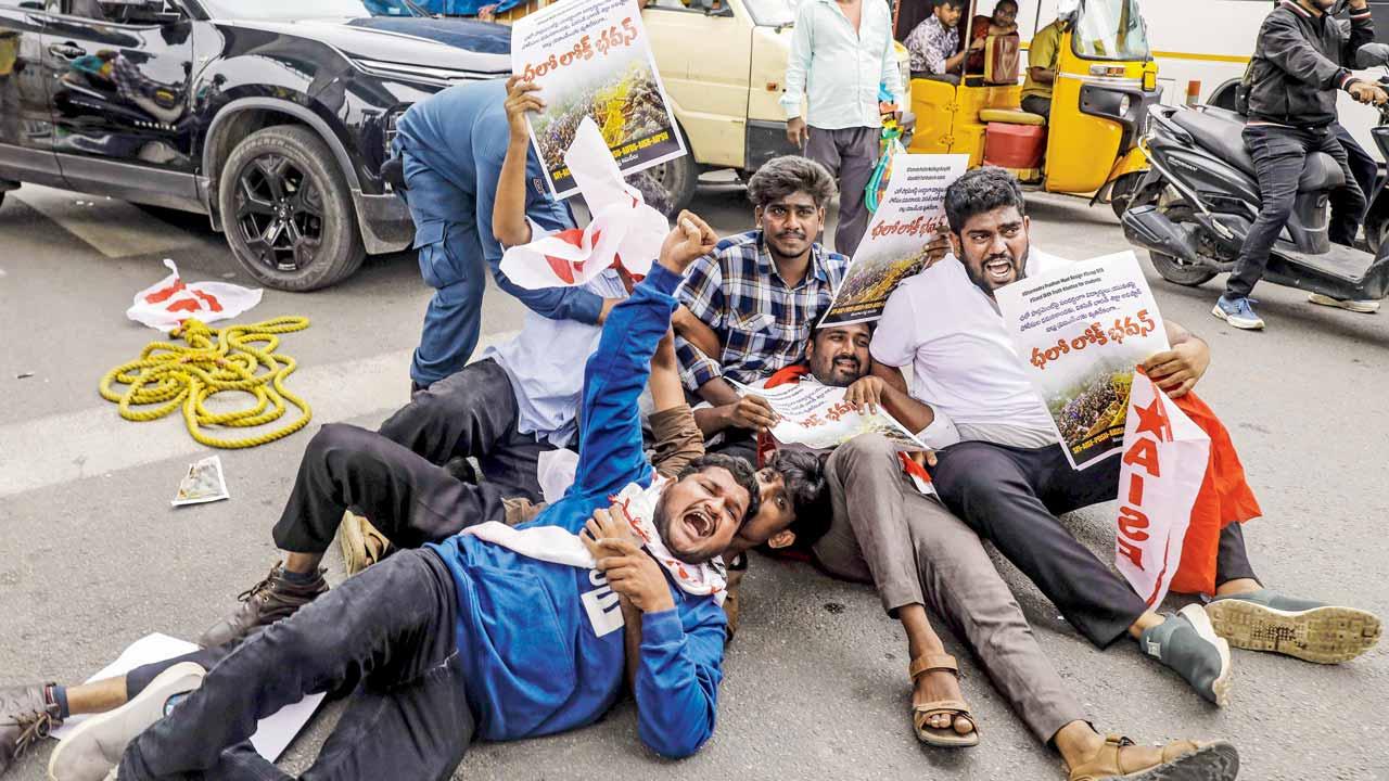 ગઈ કાલે હૈદરાબાદમાં (ઉપર) અને ચેન્નઈમાં વિરોધ-પ્રદર્શન કરતા સ્ટુડન્ટ‍્સ.