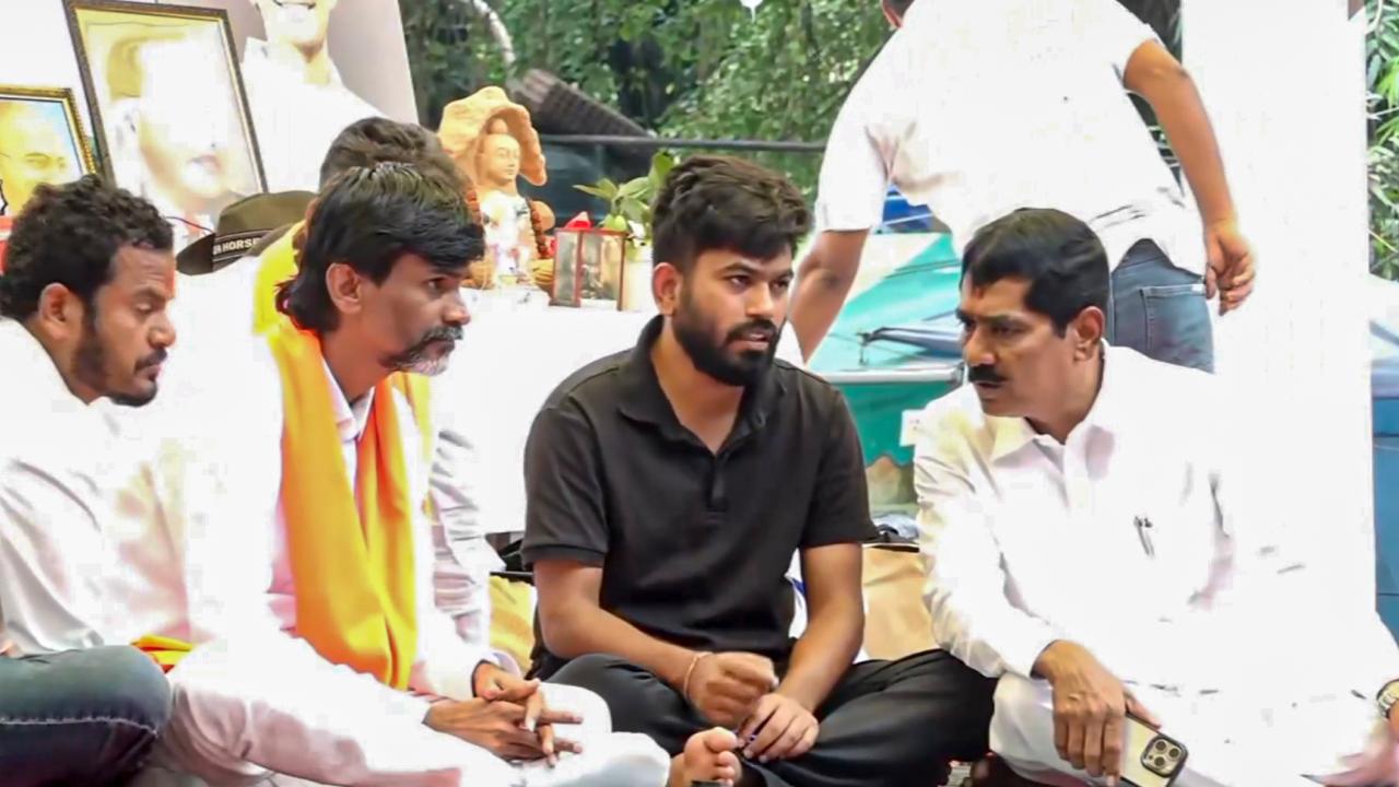 મરાઠા કાર્યકર્તા મનોજ જરાંગે `કૉકરોચ જનતા પાર્ટી` (CJP)ના સ્થાપક અભિજિત દીપકેને મળ્યા (તસવીર: એજન્સી)