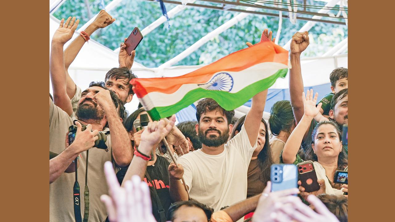 ગઈ કાલે જંતરમંતર પર સાથીઓ સાથે અભિજિત દીપકે.