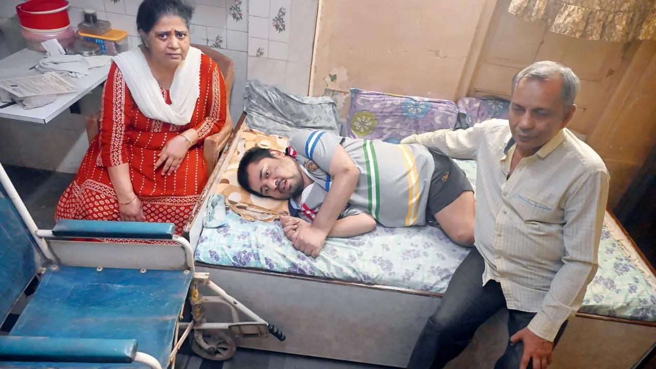 મમ્મી-પપ્પા સાથે દેવરથ શાહ.