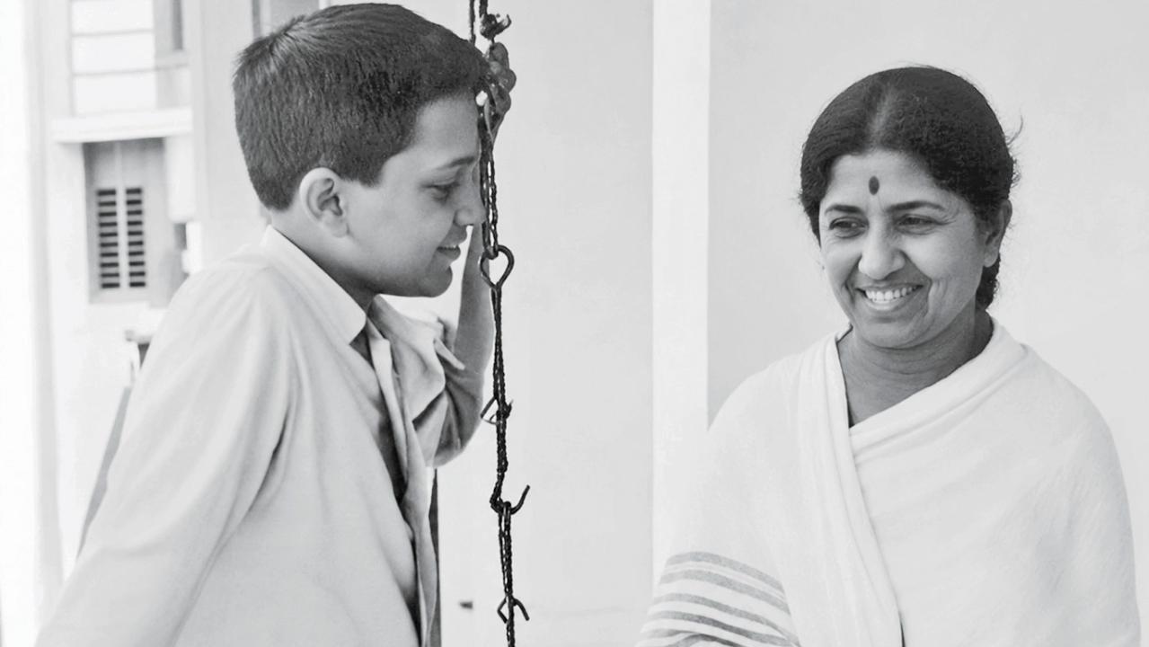 ગોપાલ શર્માની સાથે લતા મંગેશકર.