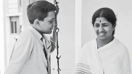 ગોપાલ શર્માની સાથે લતા મંગેશકર.