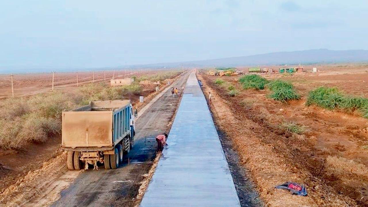 રોડ બનાવવાની કામગીરી ચાલી રહી છે. 
