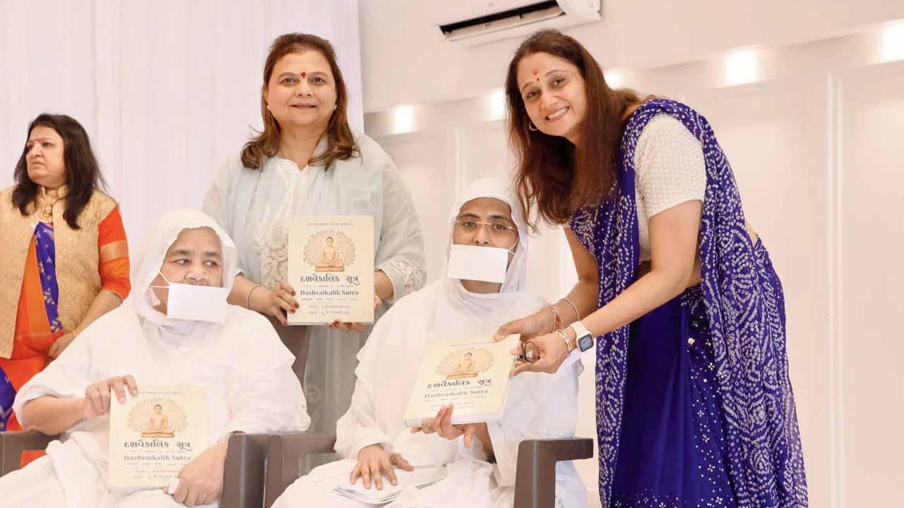 શ્રી સૌરાષ્ટ્ર સ્થાનકવાસી જૈન સંઘ, દોઢીવાલા જૈનભવનના ઉપક્રમે નંદુભવનમાં પૂ. શ્રી ધીરગુરુદેવના સાંનિધ્યમાં સાધ્વીજી પૂ. ચંદનાજી મ.સ., પૂ. શિવાનીજી મ.સ.નો ચાતુર્માસપ્રવેશ ધર્મોલ્લાસપૂર્વક ઊજવાયો હતો.