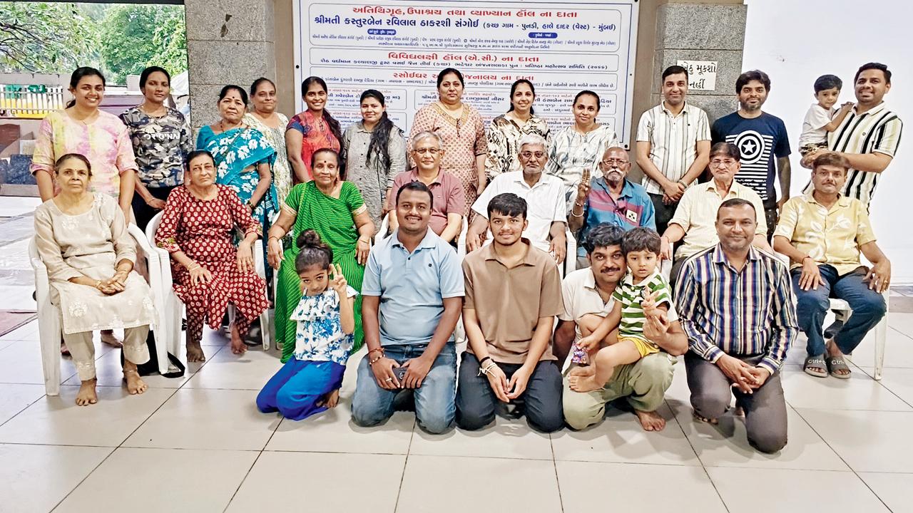 વરસાદને કારણે ટ્રેનો બંધ થતાં અમદાવાદના ચંદ્રનગરમાં આવેલા શ્રી કચ્છી વીસા ઓસવાળ અચલગચ્છ જૈન સંઘના નવનીત ભવનમાં અટવાયેલા મુંબઈના ‌કચ્છી પરિવારો.
