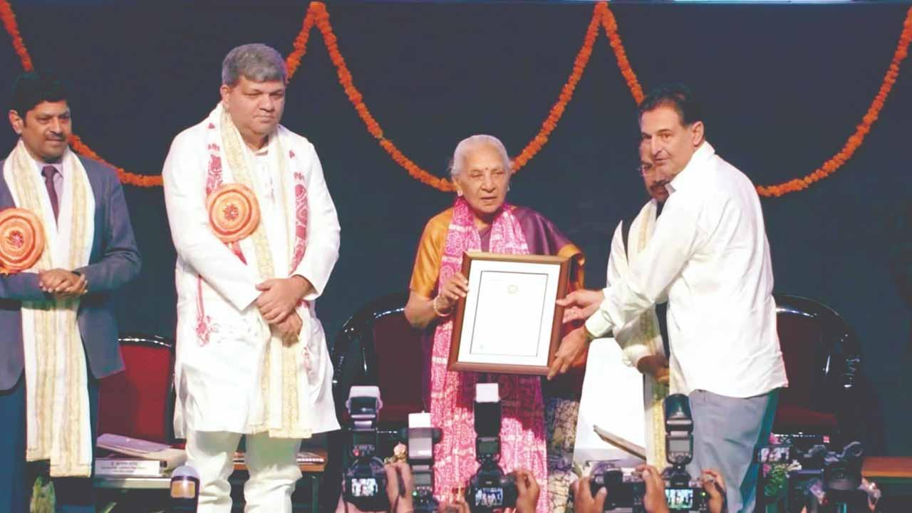 ઉત્તર પ્રદેશનાં રાજ્યપાલ આનંદીબહેન પટેલે આશિષ કંસારાને માનદ ડૉક્ટરેટની પદવી એનાયત કરી હતી. 