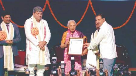 ઉત્તર પ્રદેશનાં રાજ્યપાલ આનંદીબહેન પટેલે આશિષ કંસારાને માનદ ડૉક્ટરેટની પદવી એનાયત કરી હતી. 