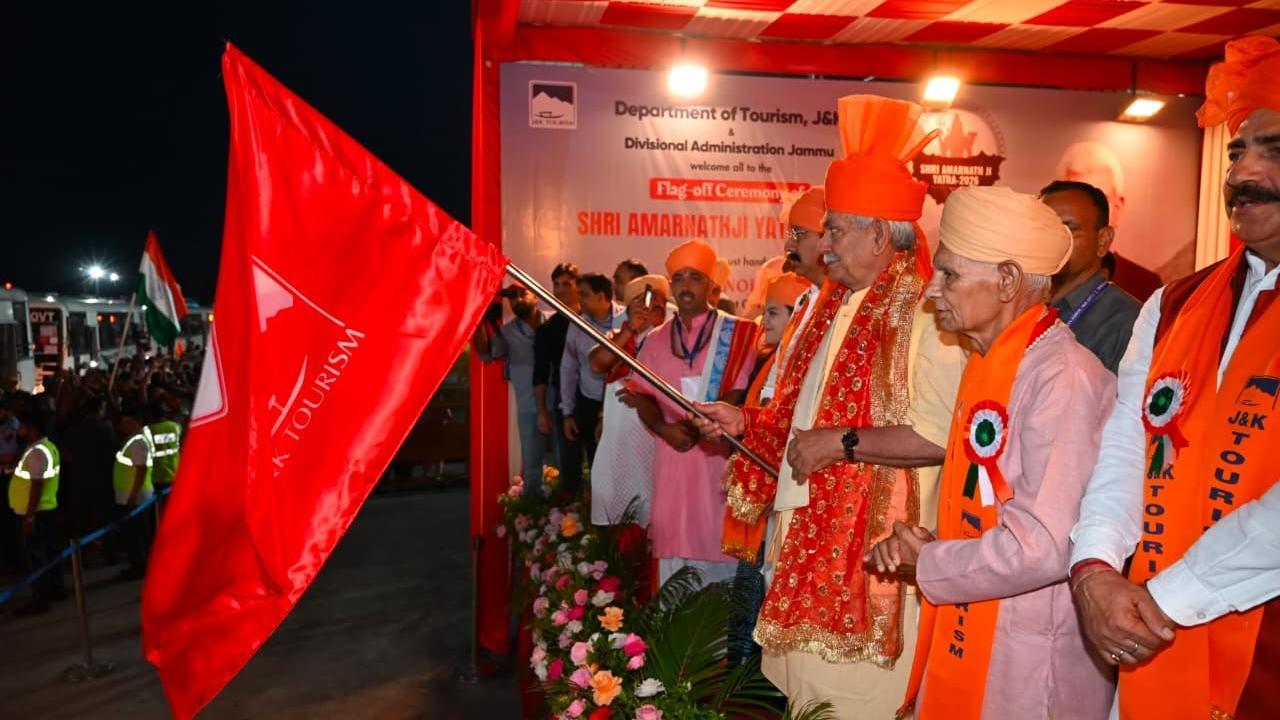 જમ્મુ-કાશ્મીરના ઉપરાજ્યપાલ મનોજ સિન્હાએ પહેલા જથ્થાને બતાવી લીલી ઝંડી (તસવીર સૌજન્યઃ એક્સ)