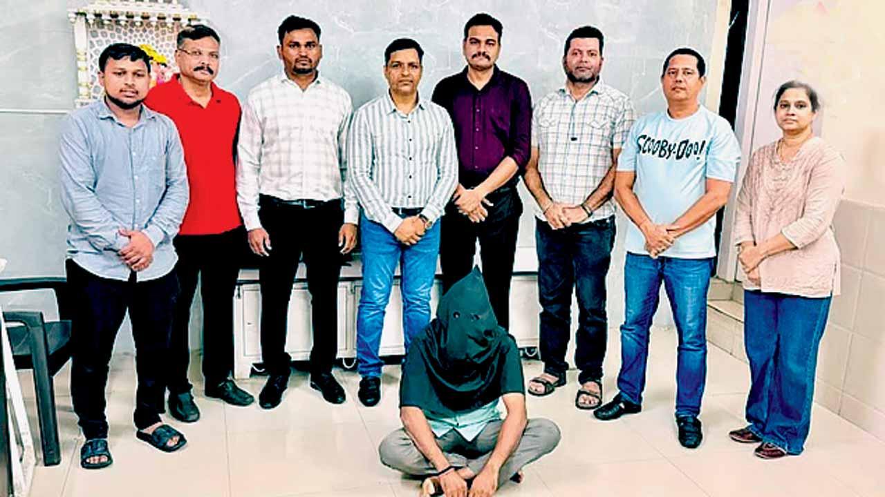 દૂધમાં ભેળસેળ કરતાં ઝડપાયેલો આરોપી અને ક્રાઇમ બ્રાન્ચ તથા FDAની ટીમ.