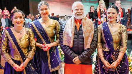 ગઈ કાલે મેલબર્નમાં ભારતીય સમુદાય સાથેની મુલાકાતમાં કથક નૃત્યાંગનાઓ સાથે નરેન્દ્ર મોદી.