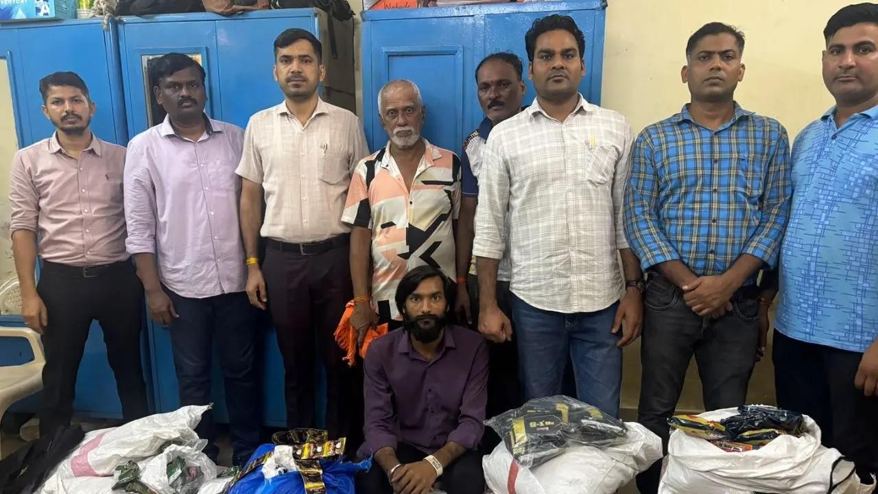 આરોપીને જપ્ત કરાયેલા માલ સાથે ગવર્નમેન્ટ રેલવે પોલીસને સોંપવામાં આવ્યો (તસવીરઃ મિડ-ડે)