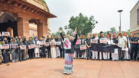 વિપક્ષોએ હંગામો ચાલુ રાખ્યો હતો