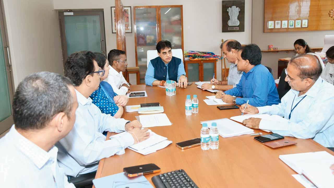 ચાંદીપુરા વાઇરસ કેસને લઈને આરોગ્યપ્રધાન પ્રફુલ પાનશેરિયાની અધ્યક્ષતામાં સમીક્ષા-બેઠક યોજાઈ હતી. 
