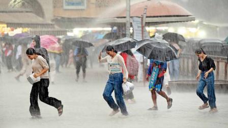 ગઈ કાલે પડેલા વરસાદમાં બાંદરા સ્ટેશનની બહાર ભીંજાતા પ્રવાસીઓ. તસવીર : સતેજ શિંદે