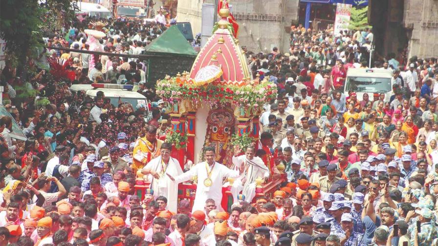 રથમાં બિરાજમાન સુભદ્રાજીનાં દર્શન. તસવીર જનક પટેલ.