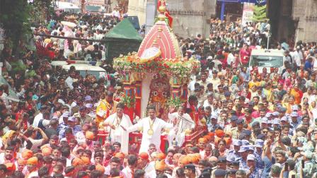 રથમાં બિરાજમાન સુભદ્રાજીનાં દર્શન. તસવીર જનક પટેલ.