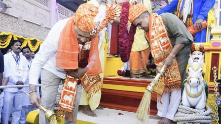 પહિંદ વિધિમાં મુખ્યમંત્રી ભૂપેન્દ્ર પટેલ સાથે ગૃહરાજ્ય મંત્રી હર્ષ સંઘવી 