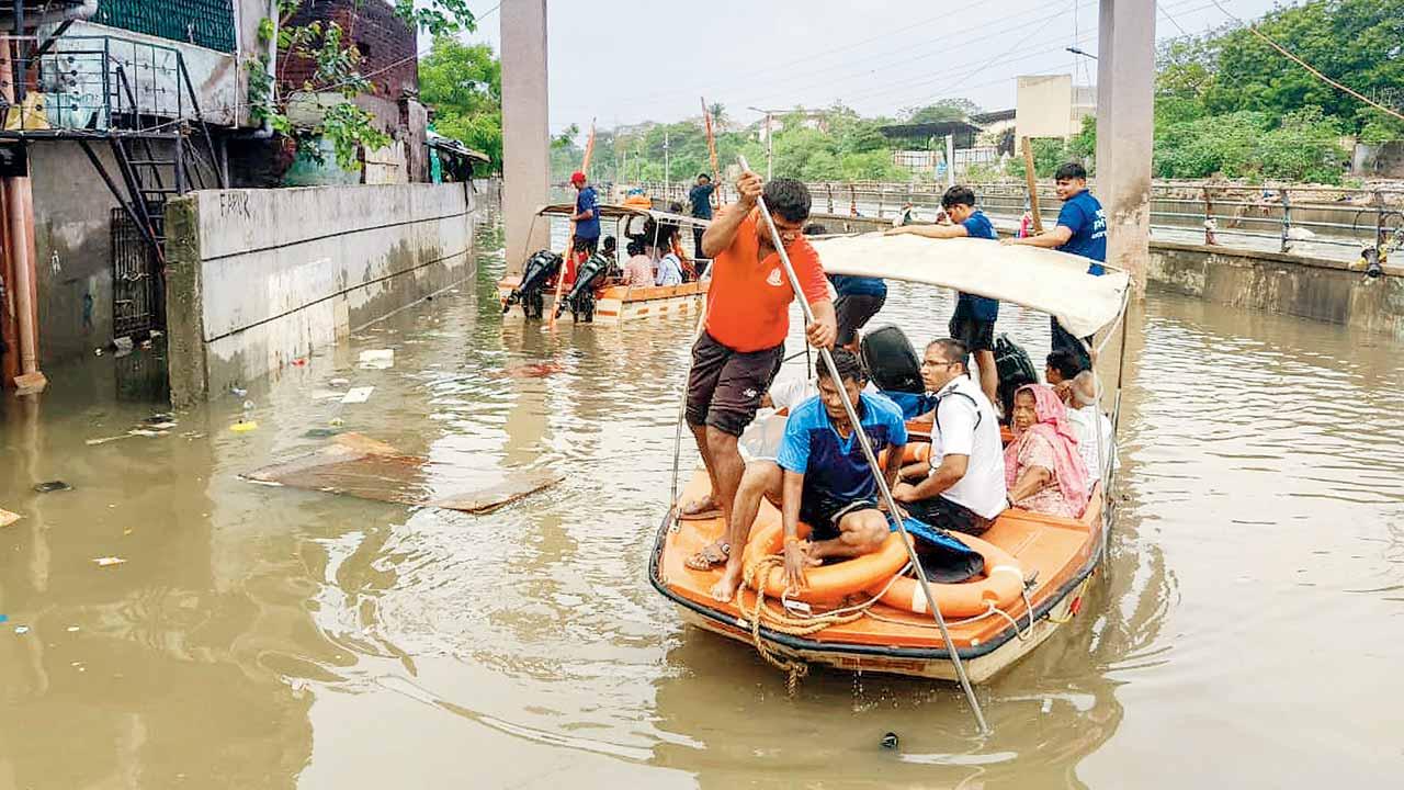 સુરતનો લિંબાયત મીઠી ખાડી વિસ્તાર ગઈ કાલે પણ જળગ્રસ્ત હતો.