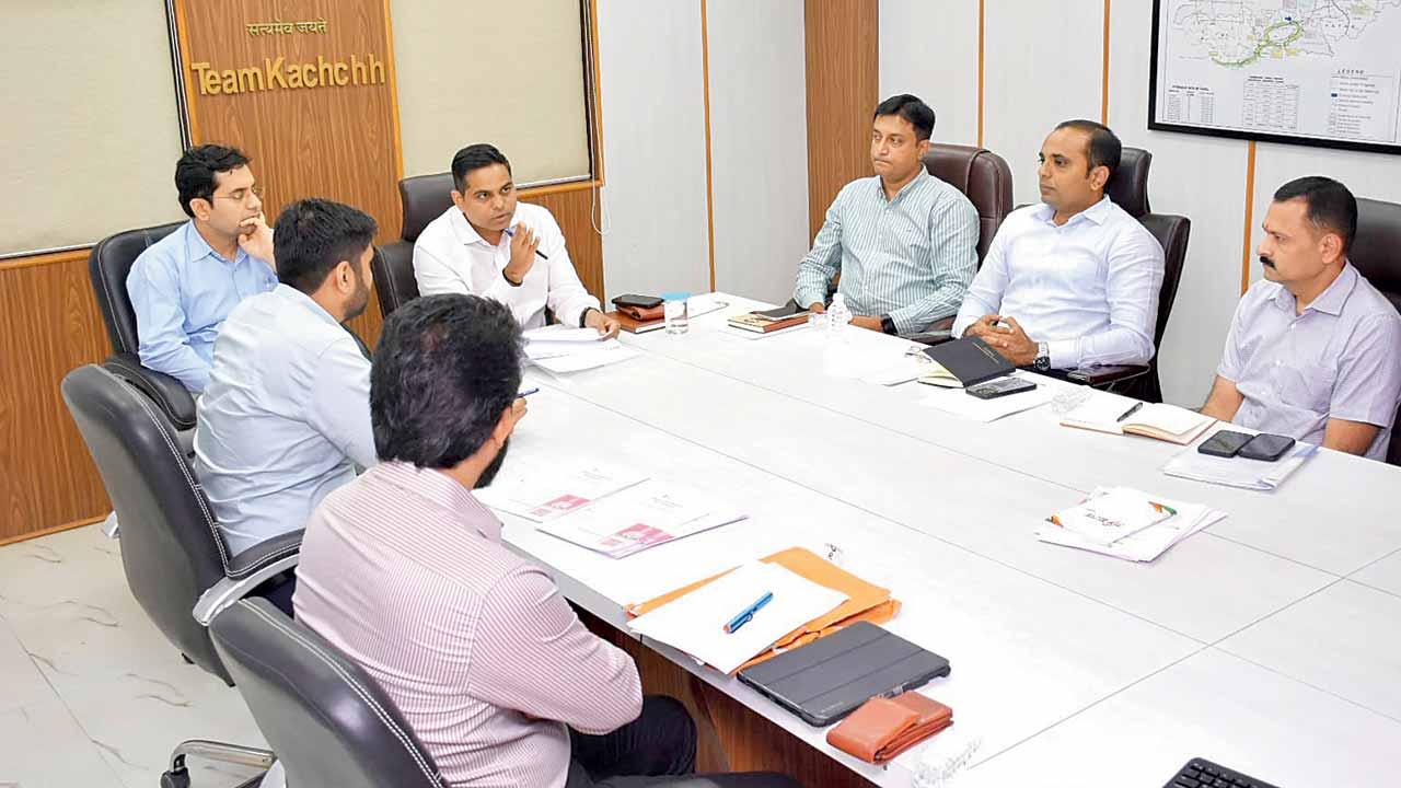 કચ્છમાં યોજાયેલી સમીક્ષા-બેઠક.