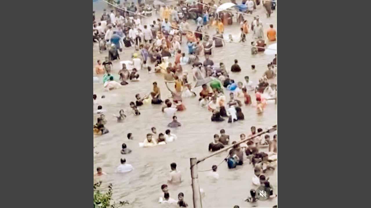 નાલાસોપારામાં ભરાયેલા પાણીમાં લોકોએ વૉટરપાર્કમાં મજા માણતા હોય એ રીતે એન્જૉય કર્યું હતું.