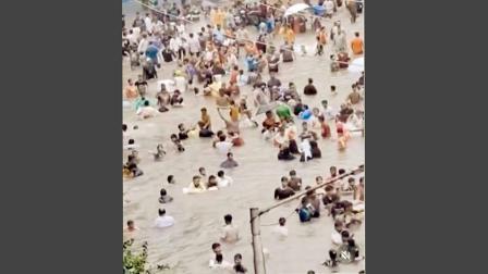 નાલાસોપારામાં ભરાયેલા પાણીમાં લોકોએ વૉટરપાર્કમાં મજા માણતા હોય એ રીતે એન્જૉય કર્યું હતું.