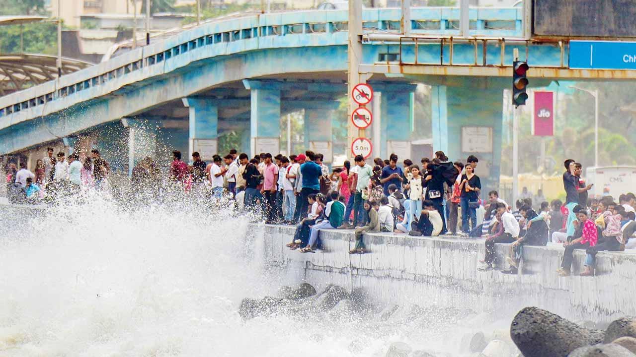 મરીન ડ્રાઇવ પર મોજાંની મજા.