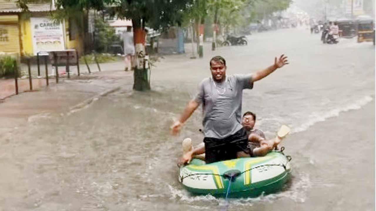 ભારે વરસાદને કારણે મુંબઈ, પાલઘર, થાણે, રાયગડની સ્કૂલોમાં આજે રજા જાહેર કરવામાં આવી છે.