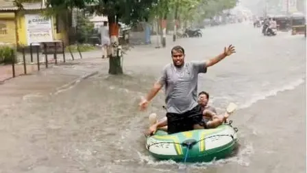 ભારે વરસાદને કારણે મુંબઈ, પાલઘર, થાણે, રાયગડની સ્કૂલોમાં આજે રજા જાહેર કરવામાં આવી છે.
