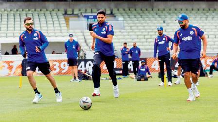 ગઈ કાલે પ્રૅક્ટિસ દરમ્યાન ગુરનૂર બરાડ સહિતના સાથી ખેલાડીઓ સાથે ફુટબૉલ રમતા જોવા મળ્યા ભારતીય સ્ટાર વિરાટ કોહલી અને રોહિત શર્મા.