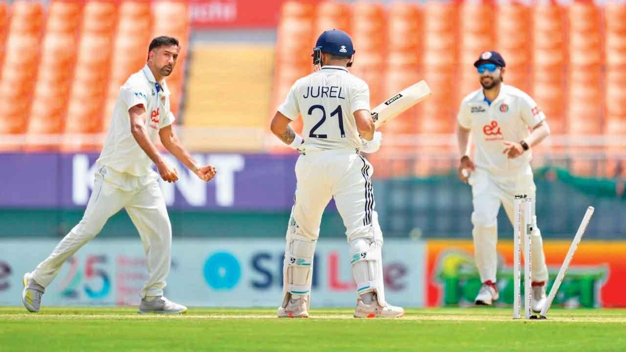 અફઘાનિસ્તાનના ફાસ્ટ બોલર મોહમ્મદ સલીમ સફીએ ૬ વિકેટ લીધી હતી.