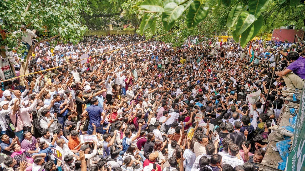 ગઈ કાલે જંતરમંતર પર ભેગા થયેલા અસંખ્ય સમર્થકોને સંબોધન કરતો અભિજિત દીપકે. તેના હાથમાં બાબાસાહેબ આંબેડકરની આત્મકથા હતી. આ વિરોધ-પ્રદર્શનમાં સોનમ વાંગચુક પણ જોડાયા હતા.