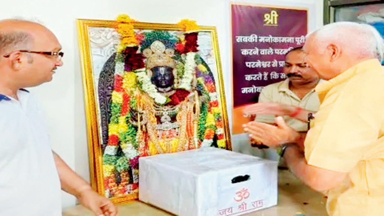 એમની સામે એક ડ્રૉપ-બૉક્સ મૂકવામાં આવ્યું છે