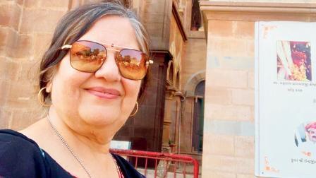 ગુજરાતીમાં PhD કરી ચૂકેલાં દીપ્તિ શુક્લ મલાડની SNDT કૉલેજનાં ભૂતપૂર્વ શિક્ષિકા છે