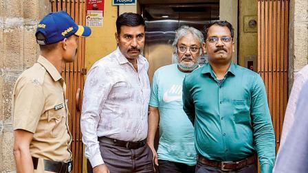 દાઉદની નજીકના મનાતા અને ડ્રગ્સનો ગોરખધંધો સંભાળતા સલીમ ડોલા (વચ્ચે)ને લઈ જતા અધિકારીઓ.